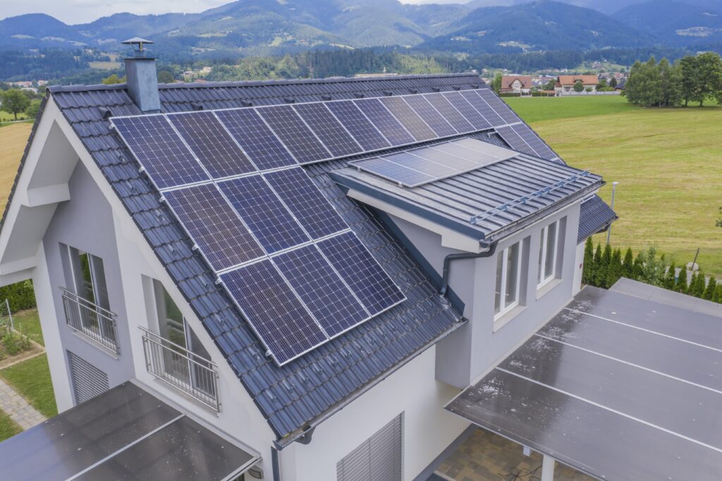 veduta aerea di una casa privata con pannelli solari sul tetto