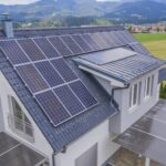 veduta aerea di una casa privata con pannelli solari sul tetto